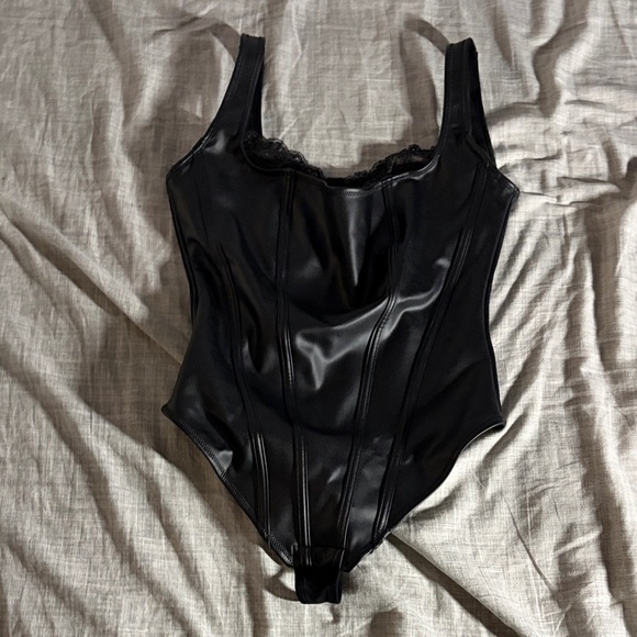 Popilush Tops - Chic Black Lace-Trim Bodysuit